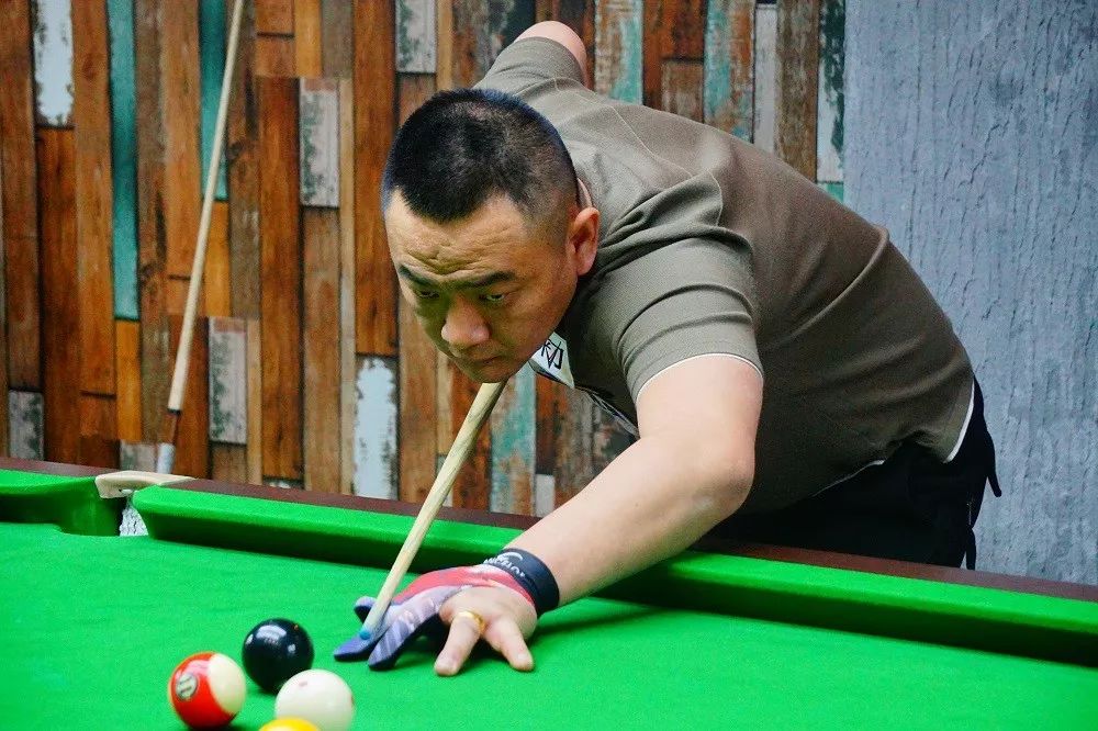 通过顽强的 通过顽强的